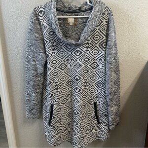 Stylish Anthropologie Black and White Knit tunic Sweater with print. Size L.